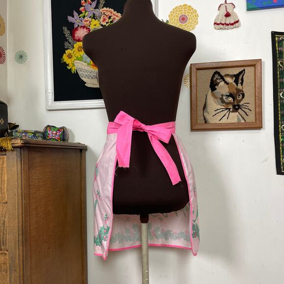 Vintage Pastel Christmas Apron, 1960s Neon Pink & Mint Green Half Apron - Picture 5 of 6